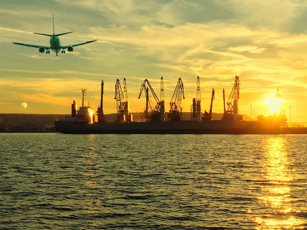 Arka plan bağlantı noktasının uçakta vinç