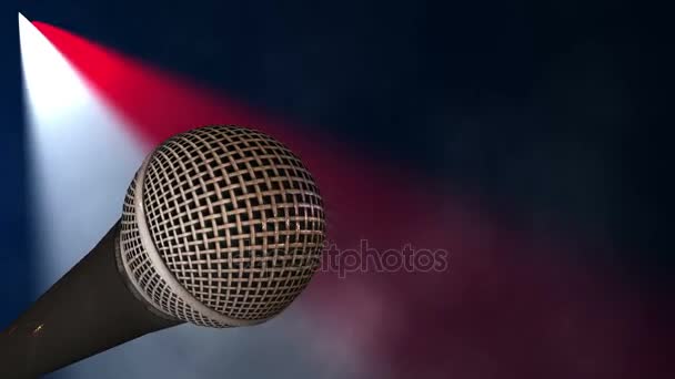 Сценический вокальный микрофон в огнях сцены на концерте — стоковое видео