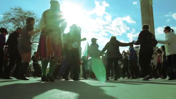 Danses folkloriques de masse dans la rue — Video