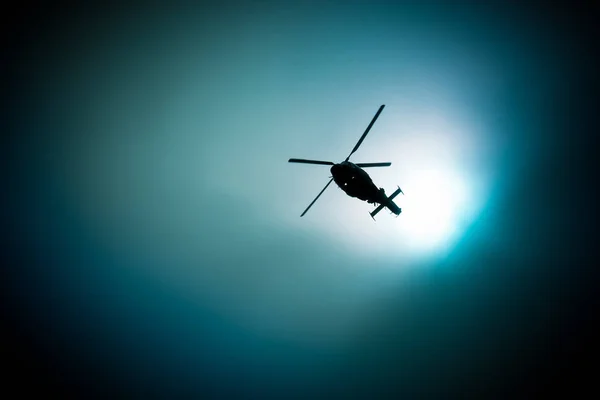 Військово-морський вертоліт, що летить у темному небі — стокове фото