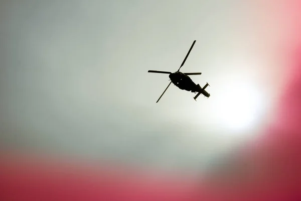 Militaire helikopter vliegen Rechtenvrije Stockafbeeldingen