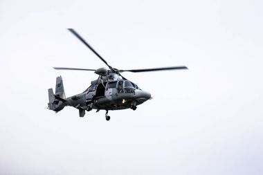 Uçan - izole Donanma askeri helikopter