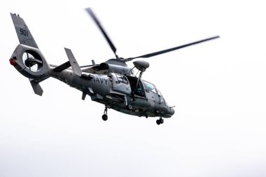 Uçan - izole Donanma askeri helikopter