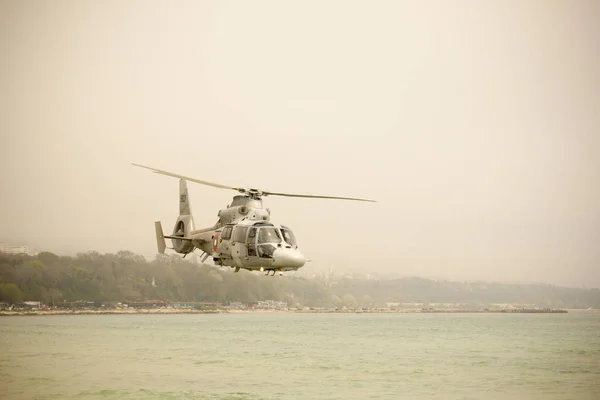 Військово-морський вертоліт літаючий ізольований — стокове фото