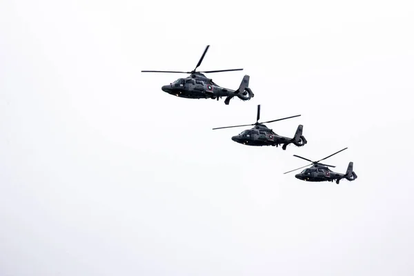 Trzy wojskowej marynarki wojennej helikoptery latające w wierszu — Zdjęcie stockowe