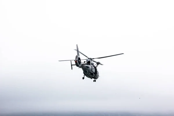 Wojskowy helikopter marynarki pływające - na białym tle — Zdjęcie stockowe