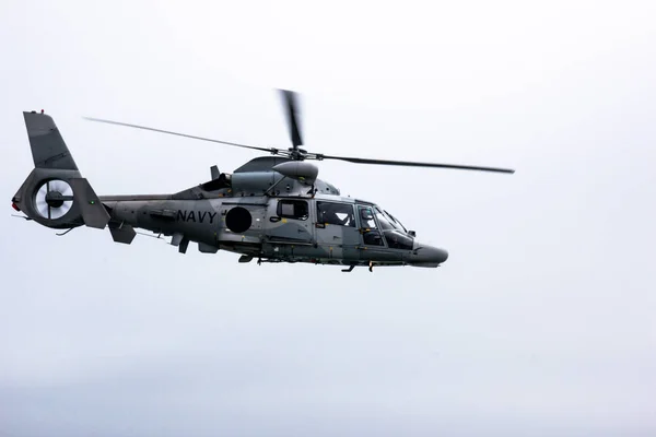 Militära marinens helikopter flyger - isolerade Royaltyfria Stockfoton