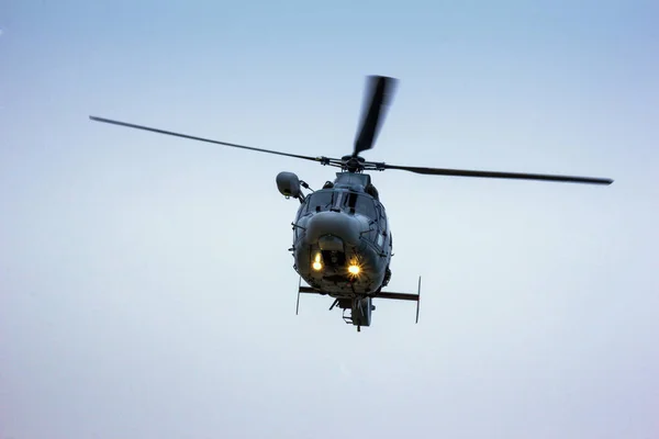 Helicóptero da Marinha Militar voando isolado Imagem De Stock