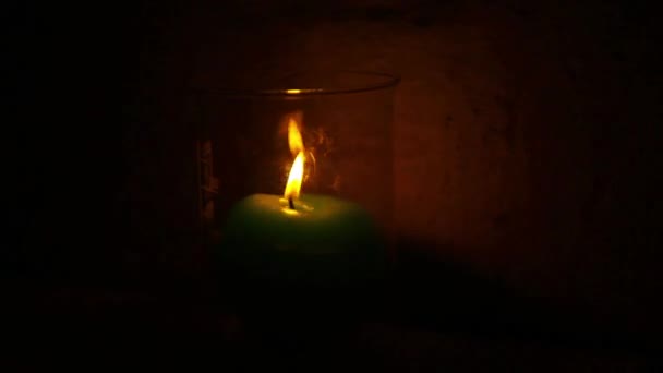 Свічка горить світло крупним планом — стокове відео