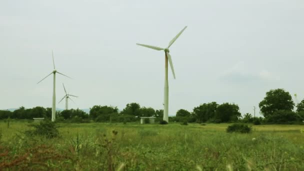 Wiatr turbiny wiatrowej energii - energia wiatru- — Wideo stockowe