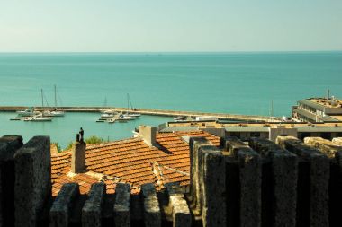 Geleneksel eski Avrupa çatılar ve Deniz Manzaralı döşeli