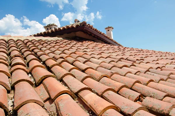 Eski kırmızı kil çatı Zona