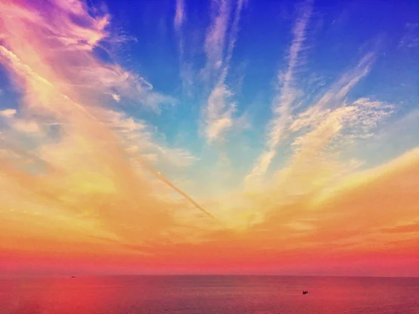 Canlı renkli akşam gökyüzü