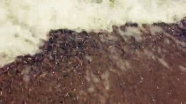 Bir plaj portre üzerinde dalgalar deniz