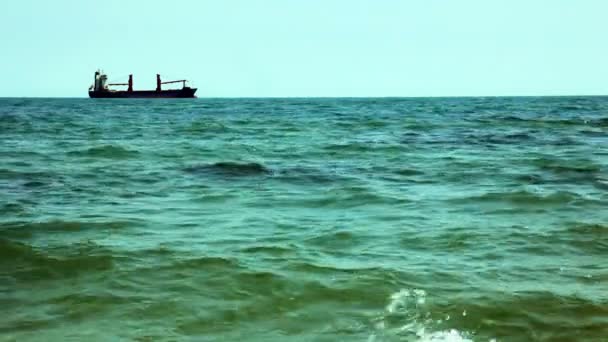 Großes Frachtschiff an Horizontlinie im offenen Meer — Stockvideo