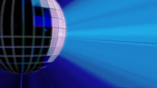 Roterande discokula med blå ljus strålar — Stockvideo