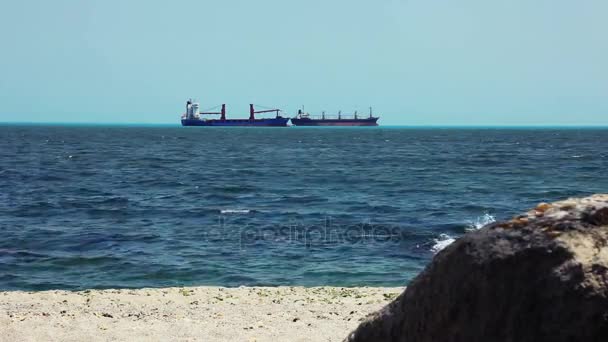 Velké nákladní lodní člun pohybující se podél mořského pobřeží — Stock video