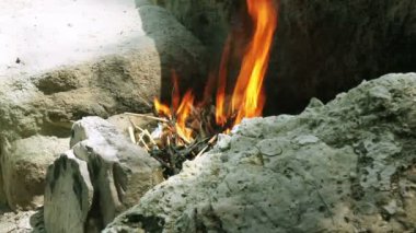 Deniz kumlu plajda kamp ateşi