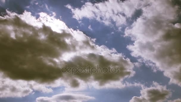 Epischer Himmel mit großen Wolken und Sonnenstrahlen durch Wolken — Stockvideo