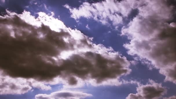 Cielo épico con grandes nubes y rayos de sol a través de las nubes — Vídeos de Stock