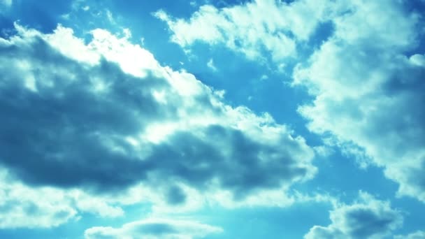 Επική ουρανό με μεγάλα σύννεφα και ακτίνες του ήλιου μέσα από σύννεφα — Αρχείο Βίντεο