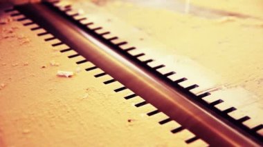 bir mobilya fabrikasında bir doğrama atölyesinde ahşap freze