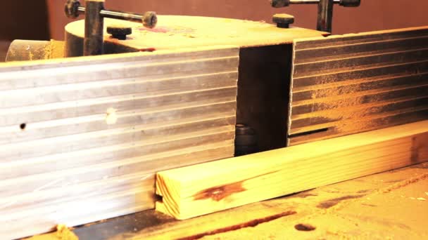 Holzfräsen in einer Tischlerei einer Möbelfabrik — Stockvideo