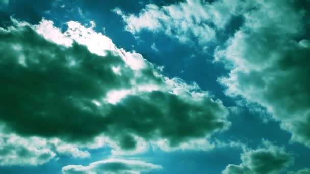 Epischer Himmel mit großen Wolken und Sonnenstrahlen durch Wolken — Stockvideo