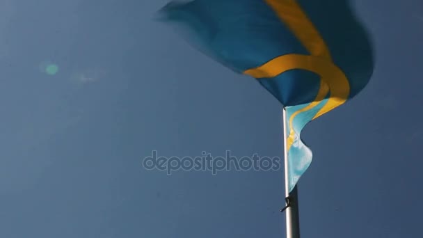 İsveç bayrağı sallayarak karşı mavi gökyüzü — Stok video
