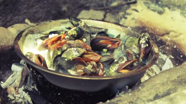 Deniz kumsalda pişirdi midye — Stok video