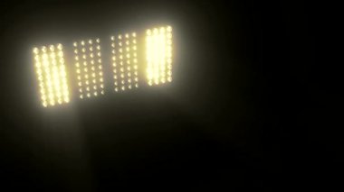 Sisin içinde yanıp sönen sahne veya stadyum sel ışıkları