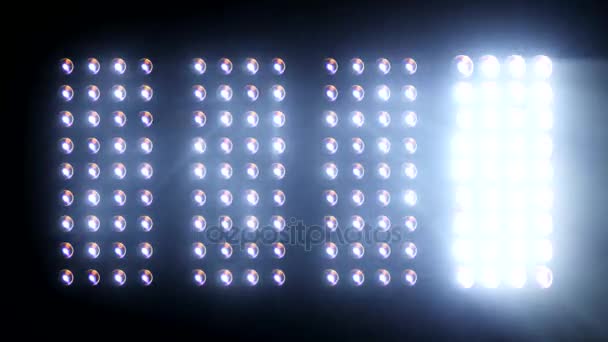 Flutlichter auf der Bühne oder im Stadion blinken im Nebel - loopable Animation — Stockvideo