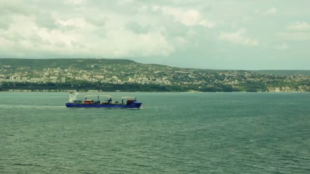 Velké nákladní lodní člun pohybující se podél mořského pobřeží — Stock video