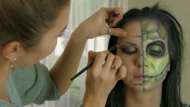 Maquiagem artista no trabalho aplicando maquiagem halloween — Vídeo de Stock