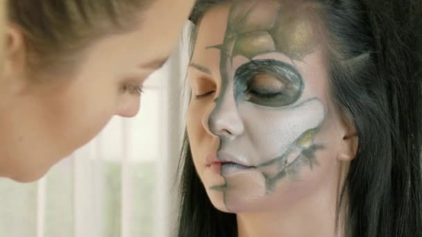 Maquiagem artista no trabalho aplicando maquiagem halloween — Vídeo de Stock