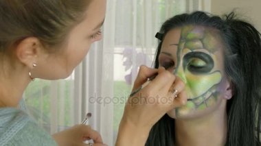 Makyöz, işe uygulanan Cadılar Bayramı makyaj