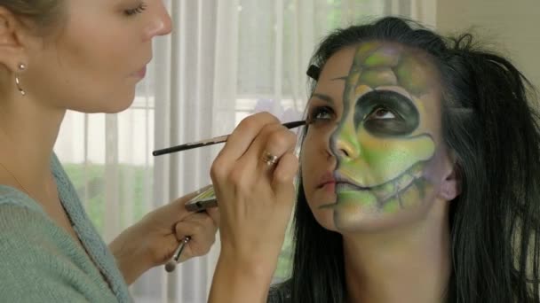 Make-up artist på arbete tillämpa halloween smink — Stockvideo