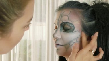 Makyöz, işe uygulanan Cadılar Bayramı makyaj