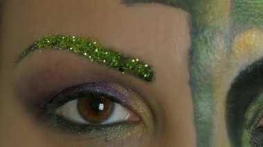 Makyöz, işe uygulanan Cadılar Bayramı makyaj