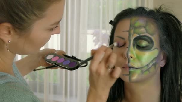 Maquillaje artista en el trabajo aplicando el maquillaje de Halloween — Vídeos de Stock