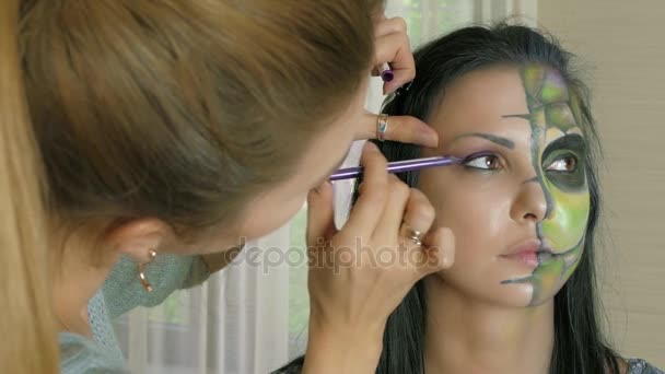 Maquillaje artista en el trabajo aplicando el maquillaje de Halloween — Vídeos de Stock