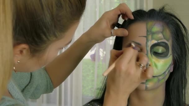 Maquilleuse au travail appliquant le maquillage d'Halloween — Video