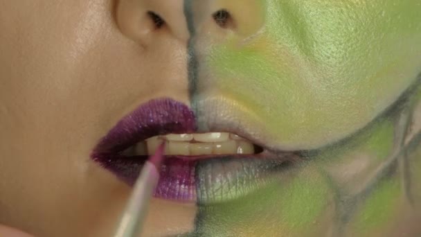 Visagistin bei der Arbeit beim Auftragen von Halloween-Make-up — Stockvideo