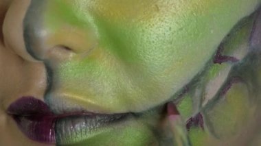 Makyöz, işe uygulanan Cadılar Bayramı makyaj