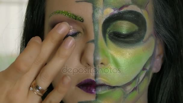 Make-up artiest op werk toepassen halloween make-up — Stockvideo