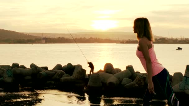 Женщина практикует йогу на пляже — стоковое видео