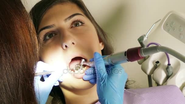 Zubař v práci v stomatologické soupravy s pacientem mladá žena