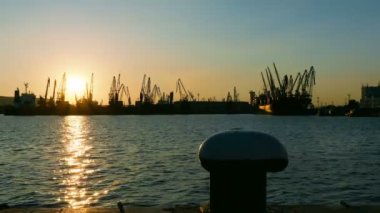 Kargo liman sunset bulvarında siluet vinç
