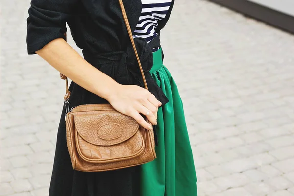 Menina em vestido vermelho com bolsa de couro bege — Fotografia de Stock