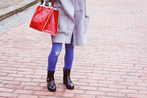 Модная девушка в сером пальто — стоковое фото